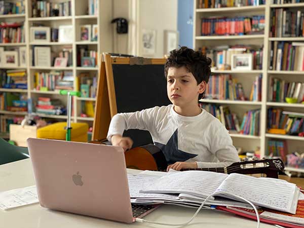 bambino suona chitarra per la homeschooling