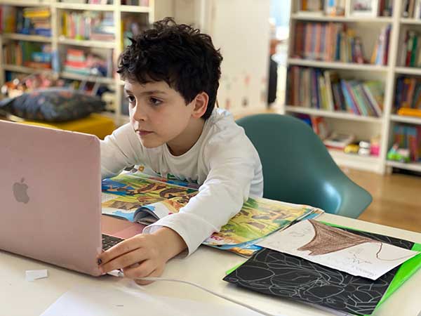 bambino studia al computer