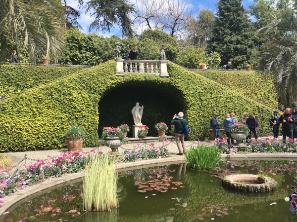 giardino con fontana e ninfee