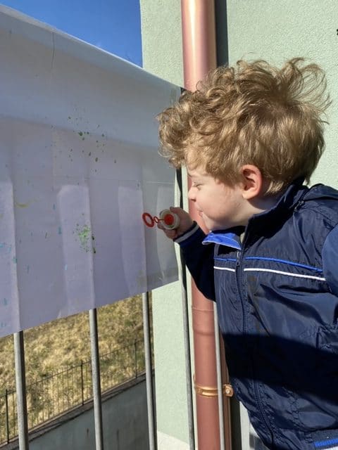 bambino disegna sul balcone