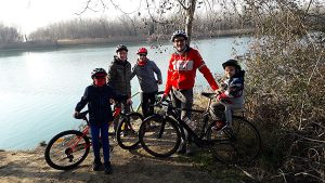 famiglia in bicicletta