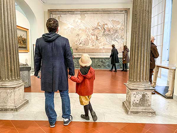 papà e figlia al museo