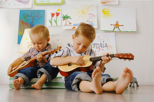 bambini piccoli suonano la chitarra