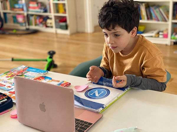 bambino studia con il computer