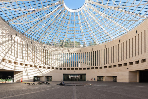 grande sala con soffitto a cupola