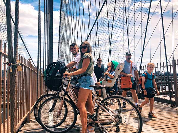 famiglia in bici sul ponte di Brooklyn