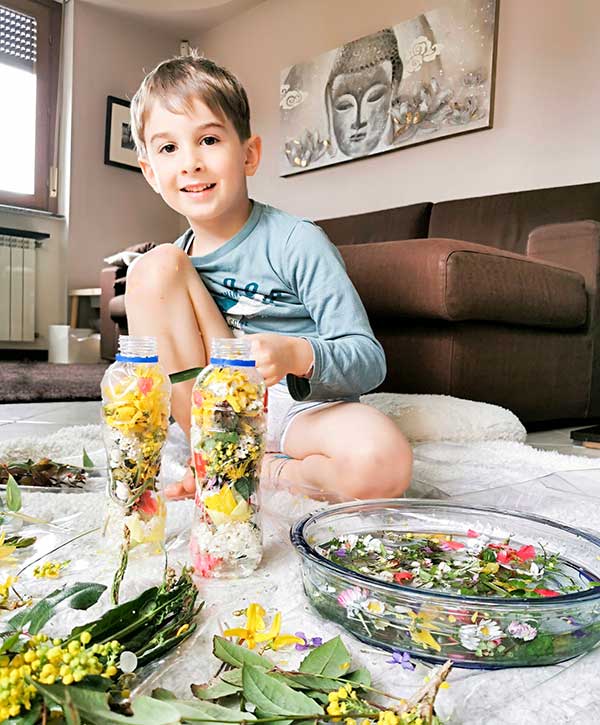 bambino fa lavoretto con i fiori