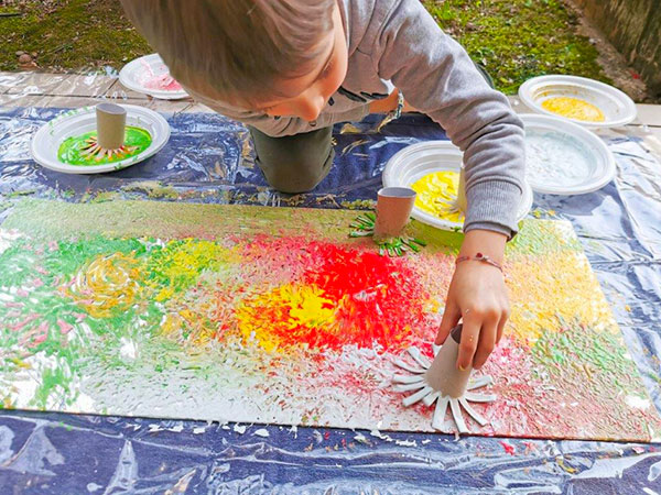 bambino colora sullo specchio
