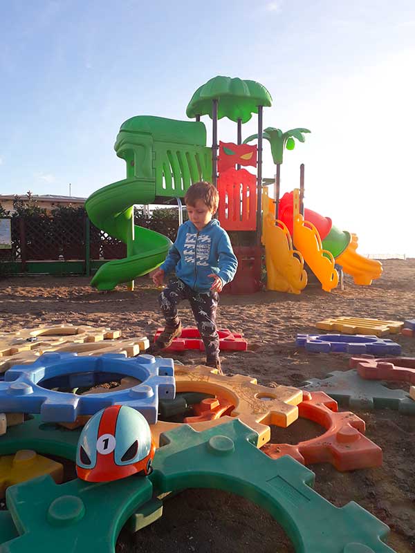 spiaggia di grado con giochi e bambino