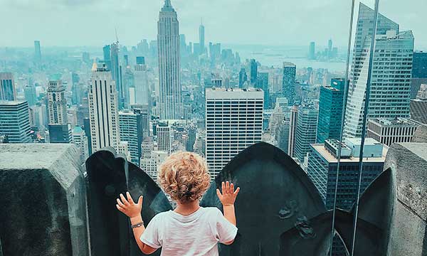 bambino guarda i grattacieli di New York