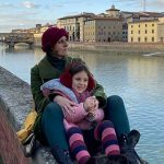 mamma e bambina abbracciate e sull osfondo Firenze e il Ponte vecchio