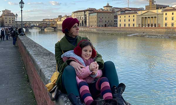 mamma e bambina abbracciate e sull osfondo Firenze e il Ponte vecchio