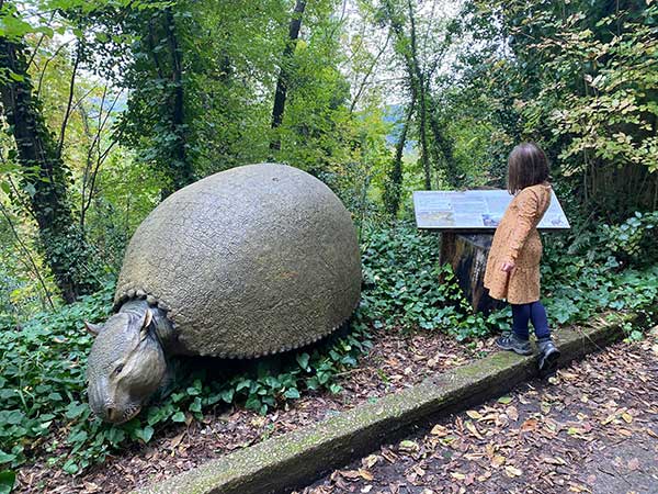 ricostruzione dinosauro con bambina