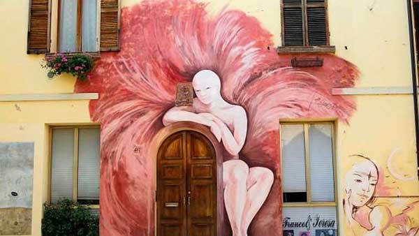 murales dozza sagomas donna intorno a una porta