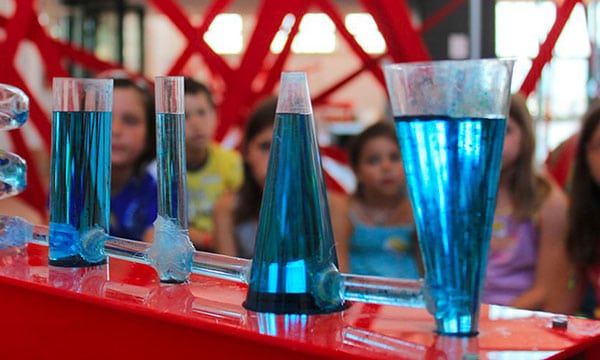 bambini al museo esperimenti con l'acqua