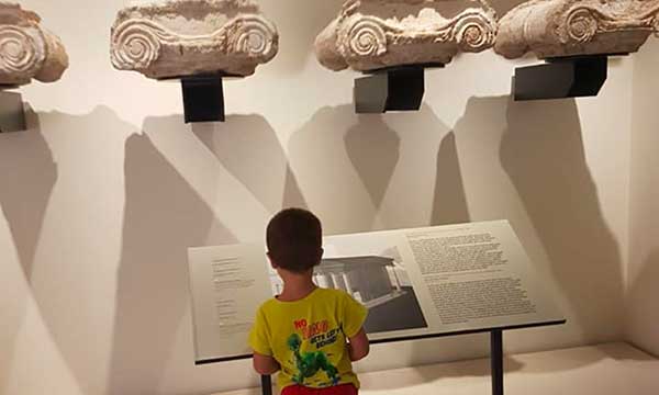 bambino al museo di Taranto