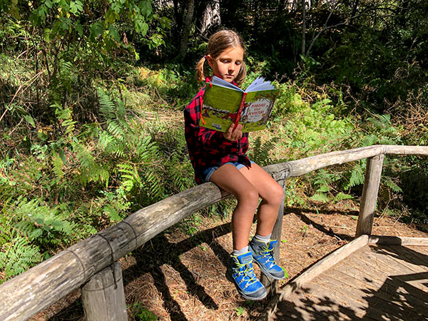 bambina legge libro nella Natura