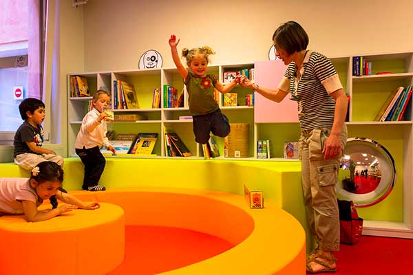 bambini giocano in un museo