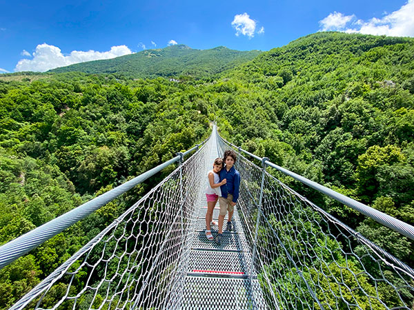 bambini su ponte tibetano