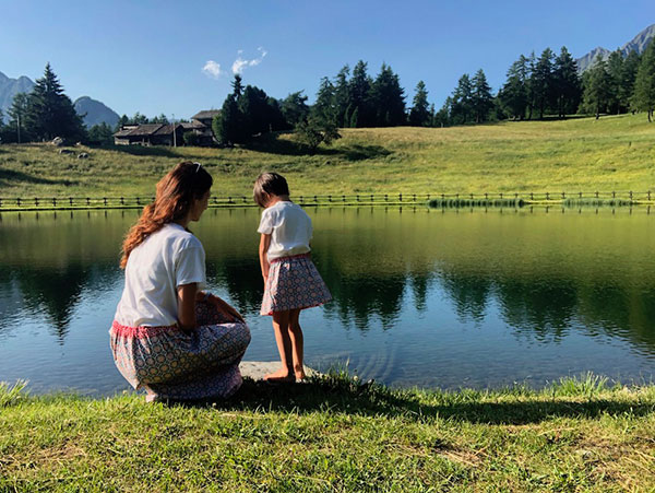 mamma con bambinia i nriva al lago in val d'aosta