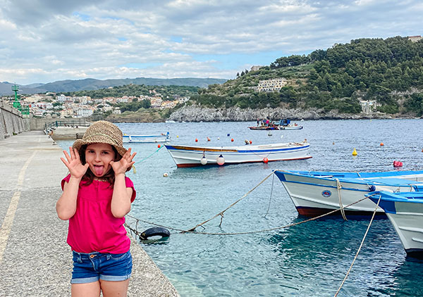 bambina nel porticcciolo di Palinuro