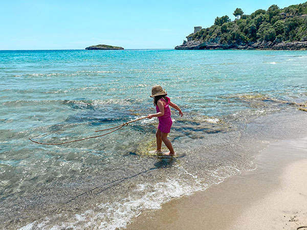 bambina in riva al mare a marina di Camerota