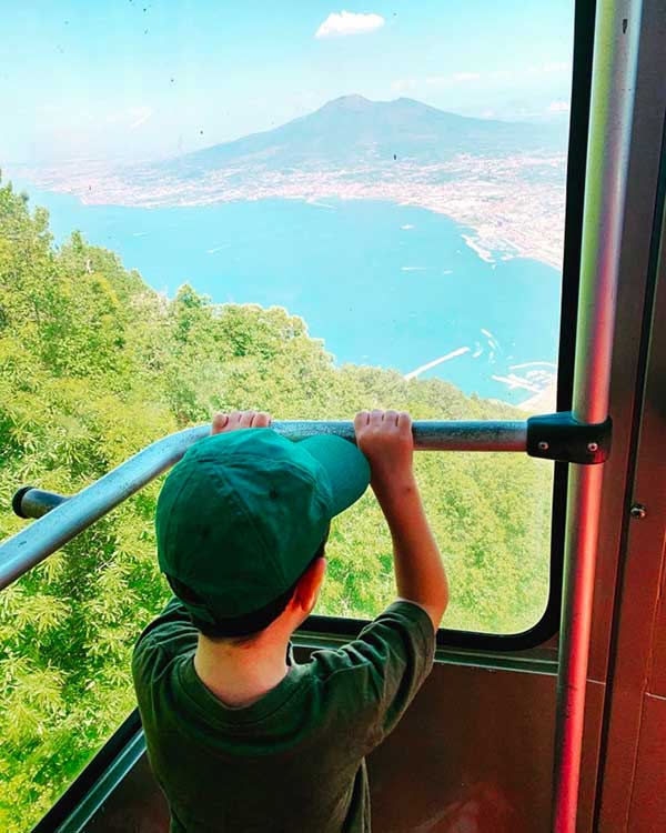 bambino su funivia mote faito 