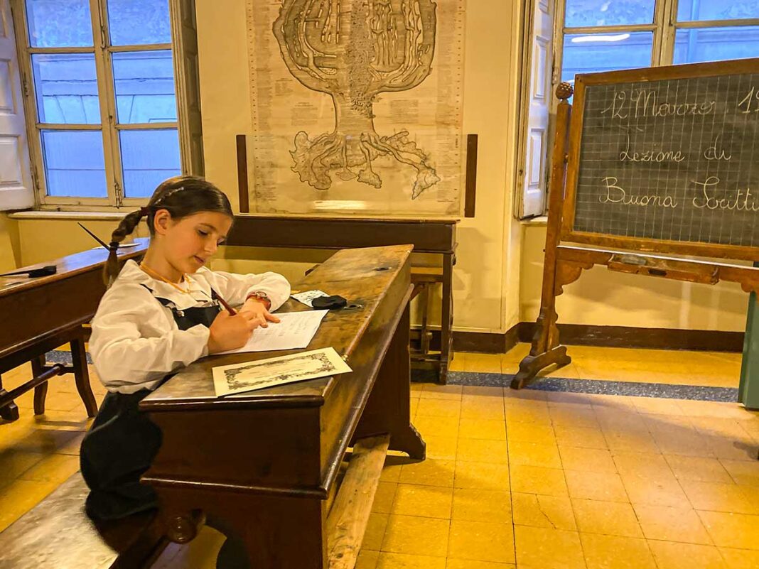bambina seduta banco di scuola