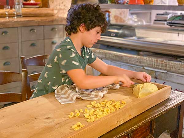 bambino fa le orecchiette