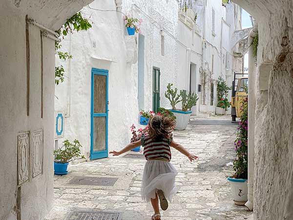 bambina tra i vicoli di Ostuni