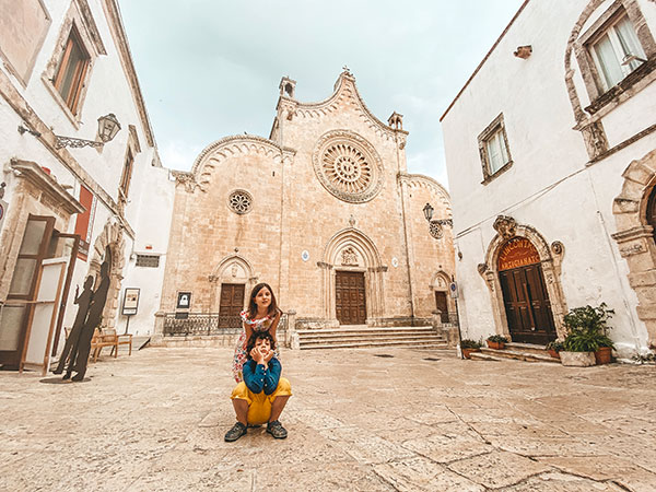 bambini in piazza cattedrale a Ostuni