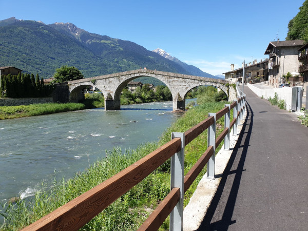 ponte sul fiume a morbegno