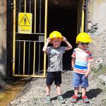 bambini con casco da minatori giallo