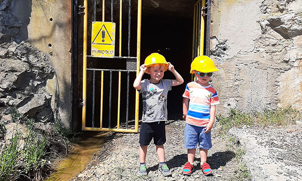 bambini con casco da minatori giallo