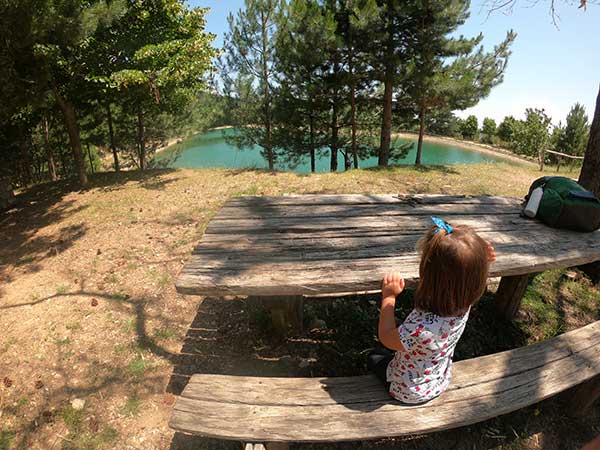 bimba seduta a tavolo picnic Grotta Rosa Magisano