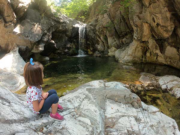 cascata Grotta Rosa Magisano con bimba seduta