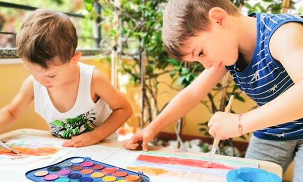 bambini dipingono