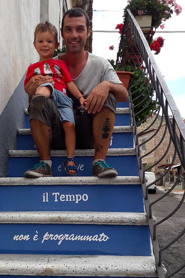 papà e bambino seduti sulle scale di Sant'Angelo