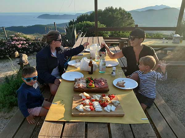 cena allaperto famiglia