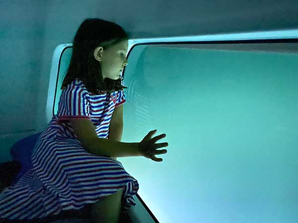 bambina in un sottomarino