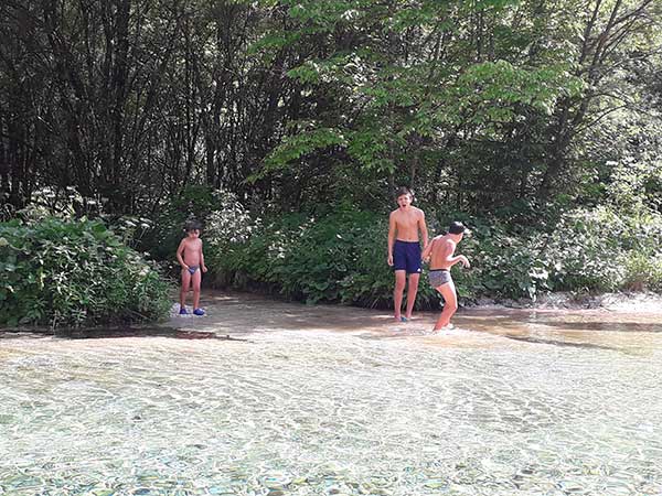 bambini fanno bagno nel fiume