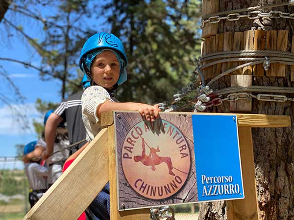 masseria Chinunno bambina fa percorso avventura