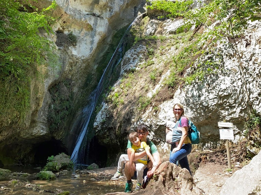 famiglia bambini parco cascate molina