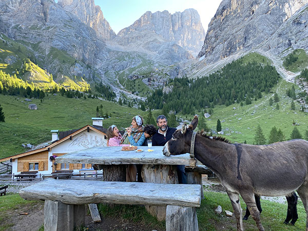 famiglia colazione in malga