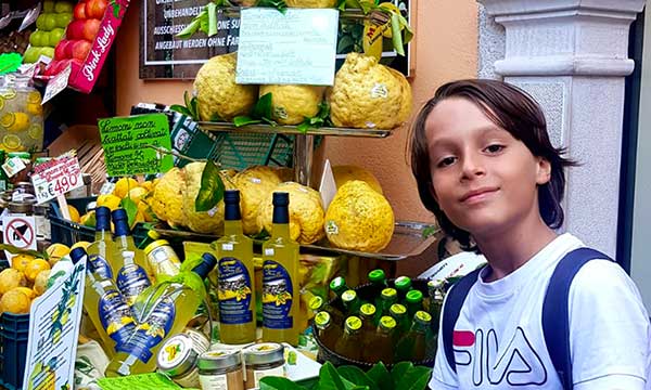 bambino con i limoni di Limone del Garda