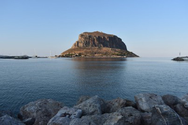 mare con scoglio centrale