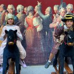 Musei per bambini a vienna-cover-viaggiapiccoli bambini vestiti in costume su cavalli a dondolo