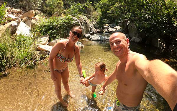 famiglia fa bagno nel fiume nel Parco fluviale del Vergari a Mesoraca