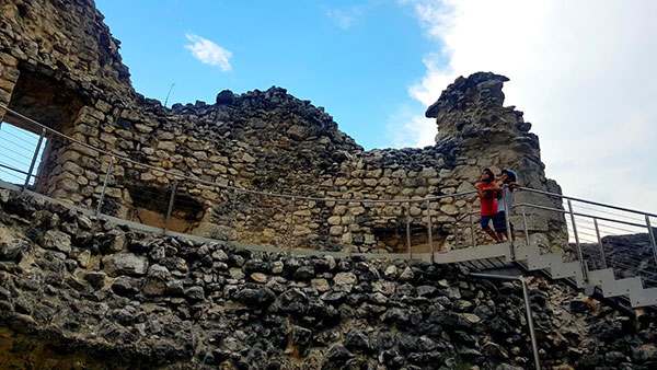 riva del Garda bambini passeggiata sulla rocca