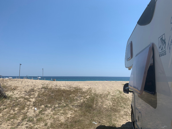 camper parcheggiato vista mare